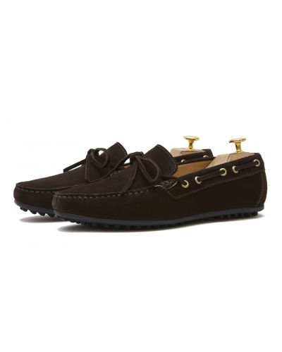 Sapato driver com laço castanho escuro. sapato confortável para o verão