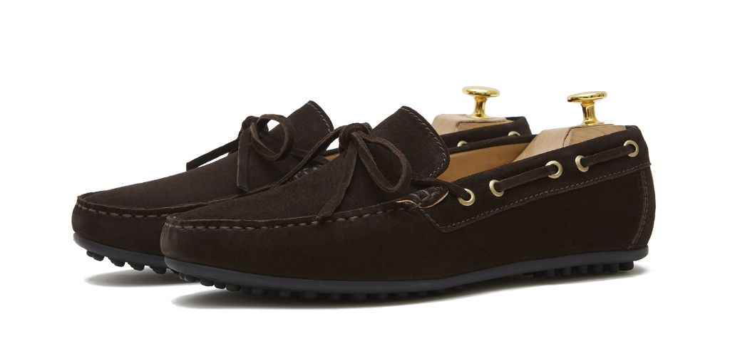 Chaussure driver brun foncé. chaussure confortable pour l'été