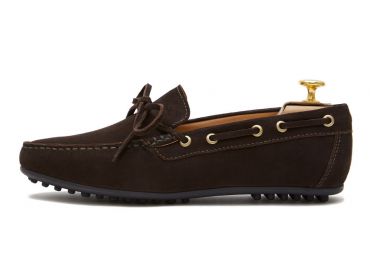 Sapato driver com laço castanho escuro. sapato confortável para o verão
