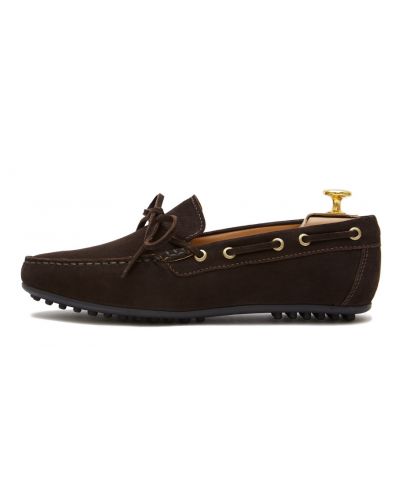 Sapato driver com laço castanho escuro. sapato confortável para o verão