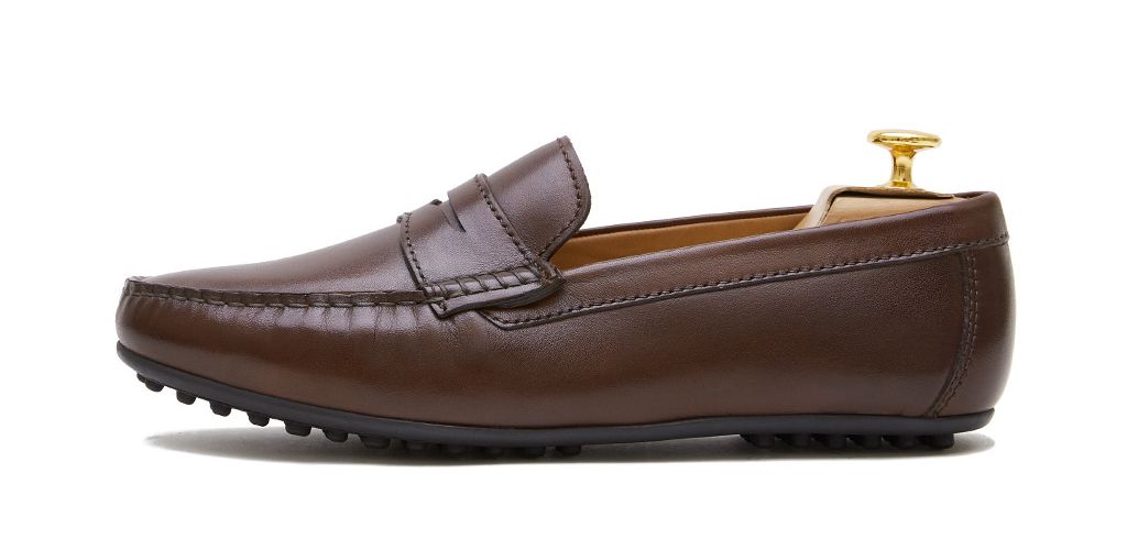 Scarpa driver con maschera marrone. Scarpa comoda per l'estate