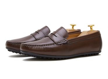 Driver shoes with eye mask in brown. Comfortable shoe for summer