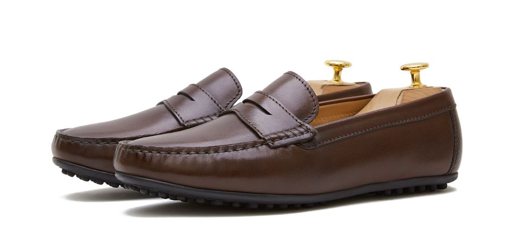 Sapato driver com máscara castanho. Sapato confortável para o verão