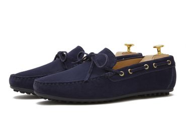 Zapato mocasín con lazo hecho con ante de calidad en azul oscuro. Zapato cómodo para el verano