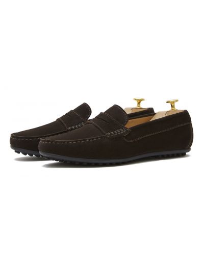 Sapato mocassim feito com uma qualidade de máscara de olho para castanho escuro. sapato confortável para o verão