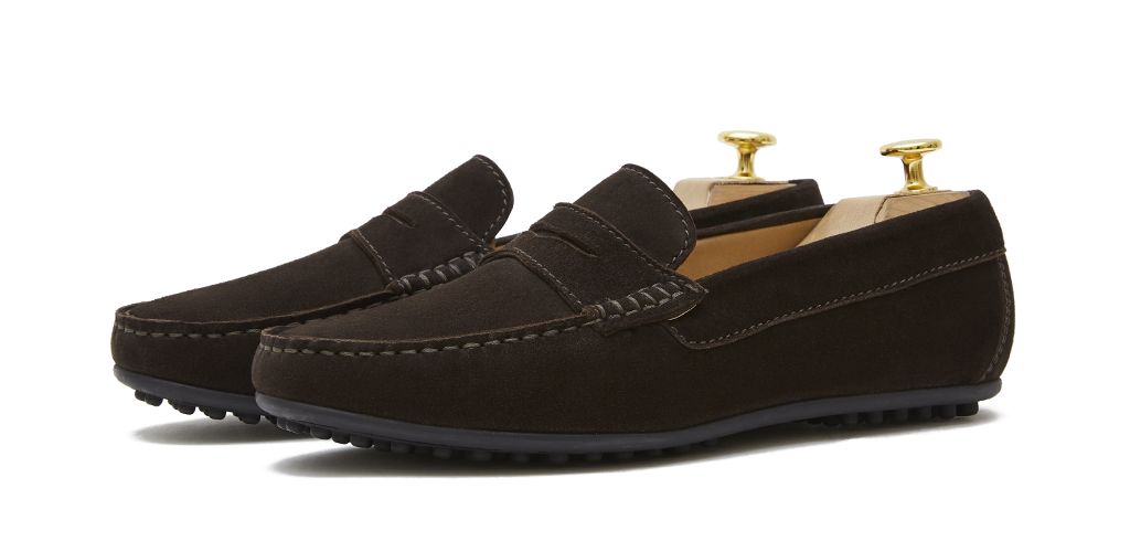 Scarpa Mocassino realizzato con una qualità maschera per gli occhi al marrone scuro. scarpa comoda per l'estate