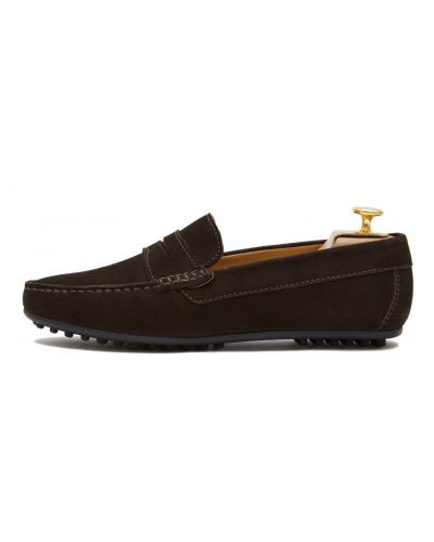 Sapato mocassim feito com uma qualidade de máscara de olho para castanho escuro. sapato confortável para o verão