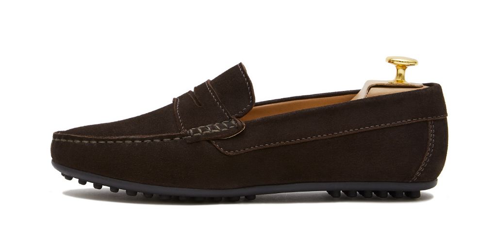 Chaussure Moccasin faite avec une qualité de masque pour les yeux au brun foncé. chaussure confortable pour l'été