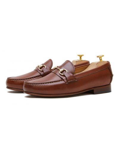 Zapato mocasín con hebilla en forma de bocado hecho con piel de calidad en color marrón. Zapato cómodo para el verano