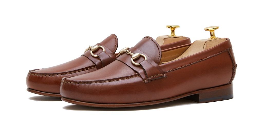 Zapato mocasín con hebilla en forma de bocado hecho con piel de calidad en color marrón. Zapato cómodo para el verano