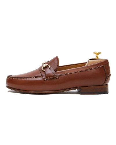Sapatos mocassim de fivelas. Mocassins de couro para homens.