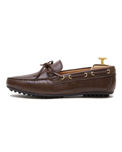Chaussure driver au brun foncé. chaussure confortable pour l'été