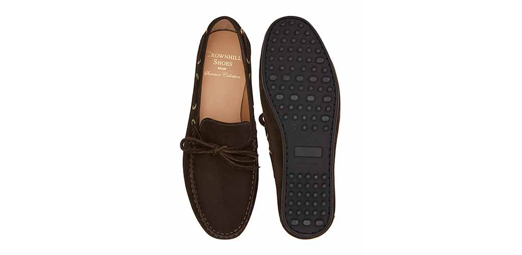 Chaussure driver brun foncé. chaussure confortable pour l'été