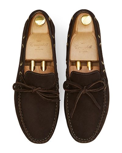 Zapato driver con lazo hecho con ante de calidad en color marrón oscuro. zapato cómodo para el verano
