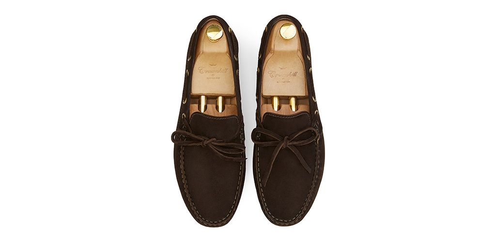 Sapato driver com laço castanho escuro. sapato confortável para o verão