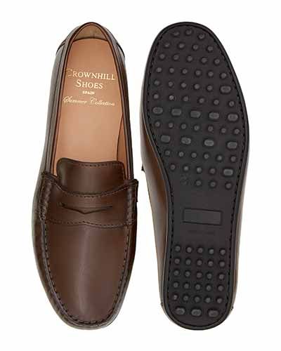 Sapato driver com máscara castanho. Sapato confortável para o verão