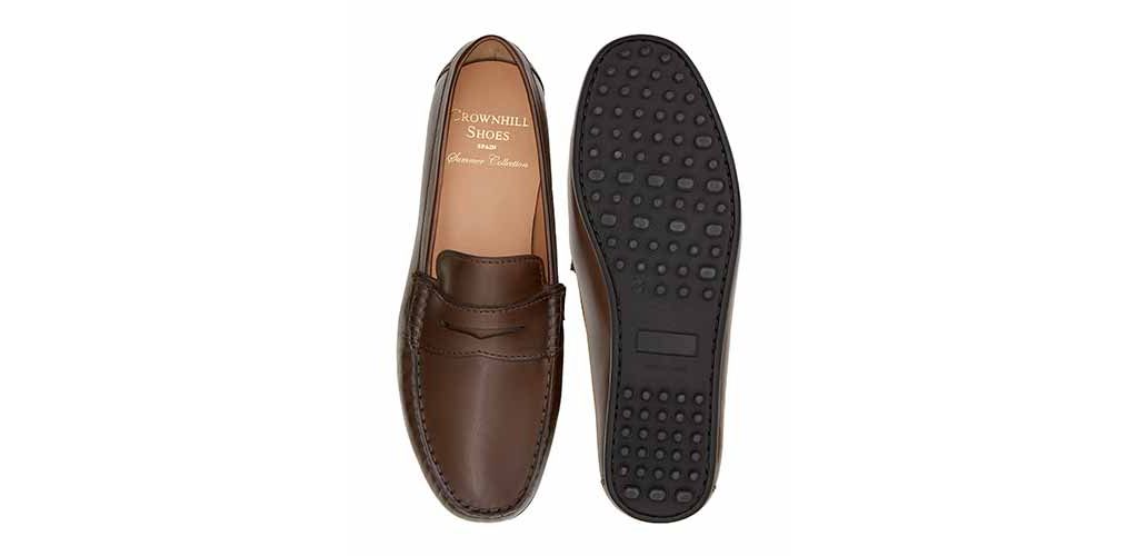 Scarpa driver con maschera marrone. Scarpa comoda per l'estate