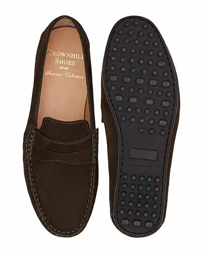 Sapato mocassim feito com uma qualidade de máscara de olho para castanho escuro. sapato confortável para o verão
