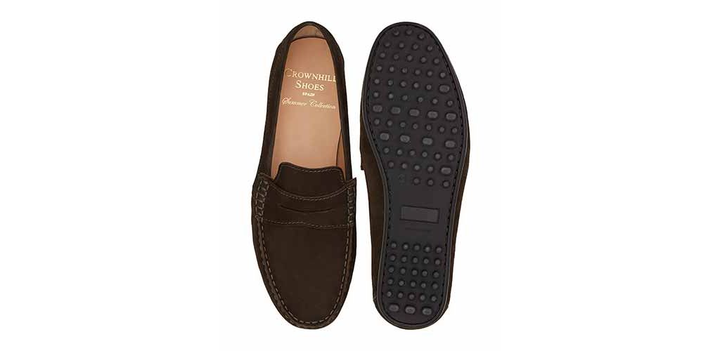 Sapato mocassim feito com uma qualidade de máscara de olho para castanho escuro. sapato confortável para o verão