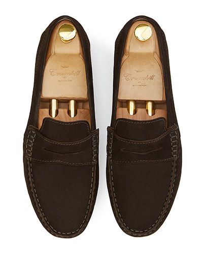 Zapato mocasín con antifaz hecho con ante de calidad en color marrón oscuro. zapato cómodo para el verano