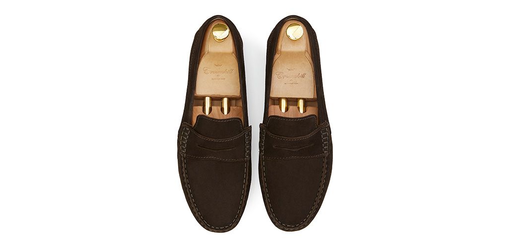 Moccasin shoe made with an eye mask quality to dark brown. comfortable shoe for summer