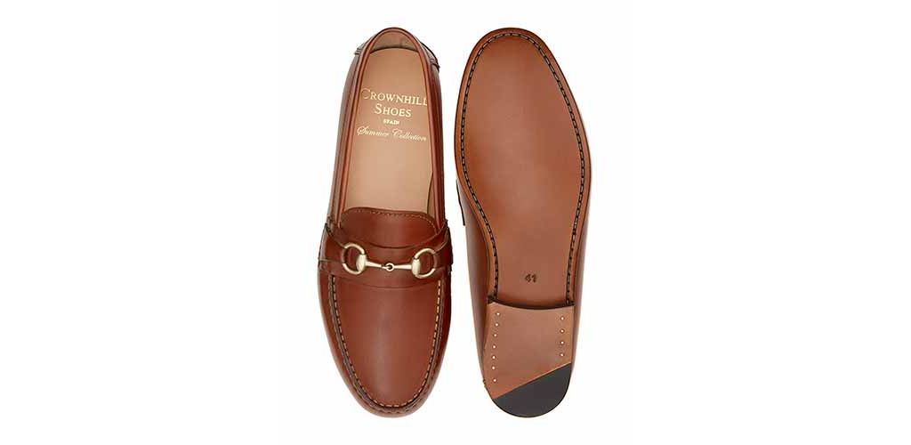 Sapatos mocassim de fivelas. Mocassins de couro para homens.