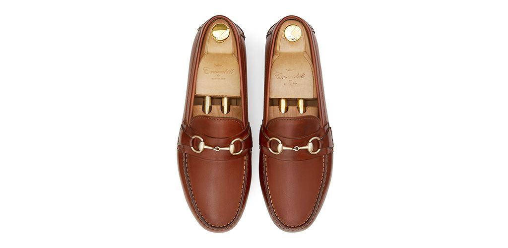 Sapatos mocassim de fivelas. Mocassins de couro para homens.