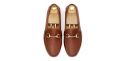 Scarpe mocassini con fibbie. Mocassini in pelle per uomo in marrone castagna