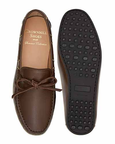 Zapato driver con lazo hecho con napa de calidad en color marrón oscuro. zapato cómodo para el verano
