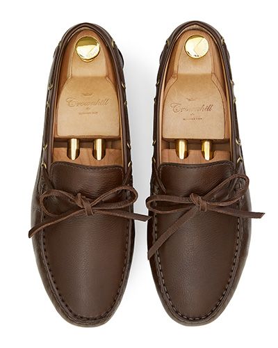 Zapato driver con lazo hecho con napa de calidad en color marrón oscuro. zapato cómodo para el verano