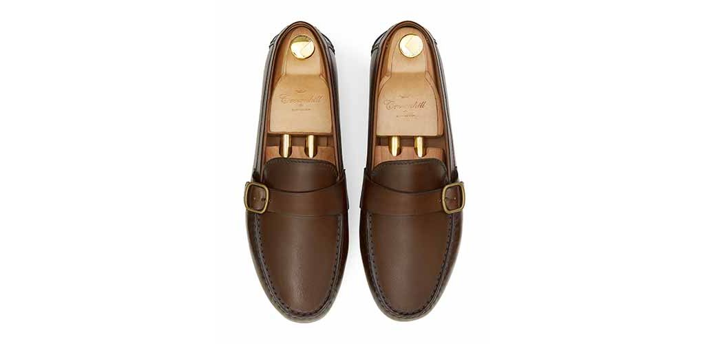 Chaussures mocassin à boucles. Mocassins pour les hommes en marron confortable pour l'été