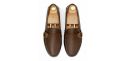 Sapatos mocassim de fivelas. Mocassins de couro para homens.