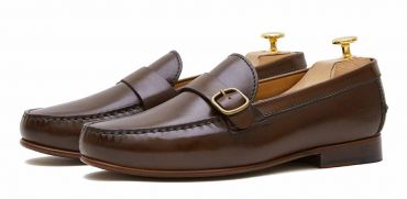 Scarpe mocassini con fibbie. Mocassini in pelle per uomo in marrone castagna