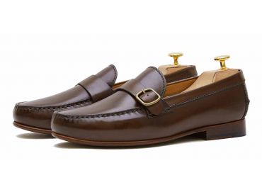 Scarpe mocassini con fibbie. Mocassini in pelle per uomo in marrone castagna