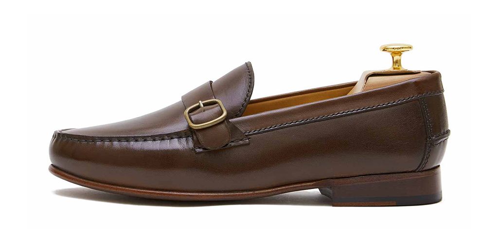 Zapato mocasín con hebilla lateral hecho con piel de calidad en color marrón. Zapato cómodo para el verano