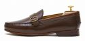 Scarpe mocassini con fibbie. Mocassini in pelle per uomo in marrone castagna