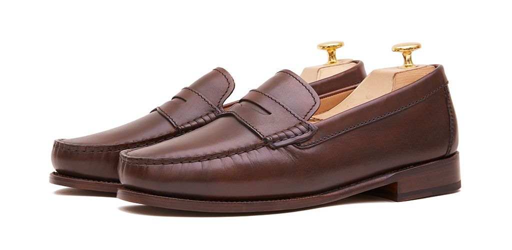 Scarpa driver con maschera marrone. Scarpa comoda per l'estate