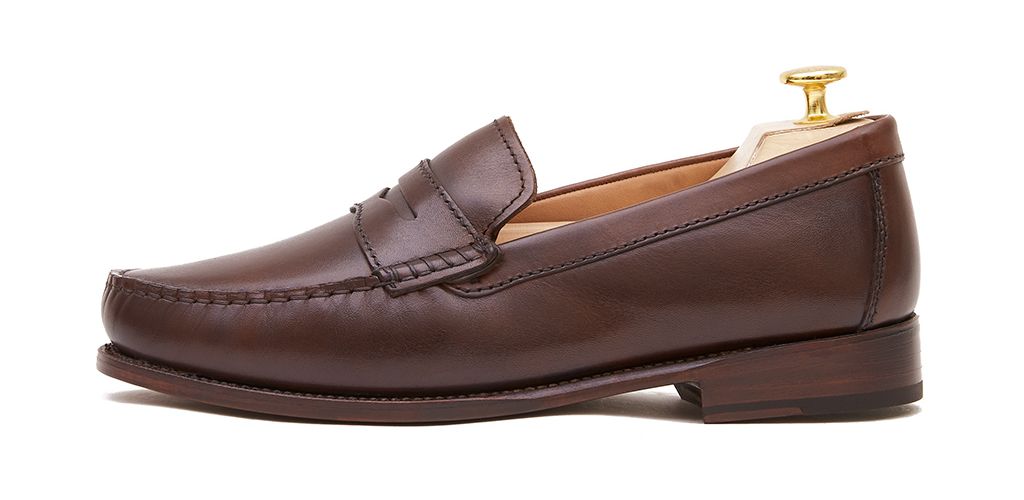 Scarpa driver con maschera marrone. Scarpa comoda per l'estate