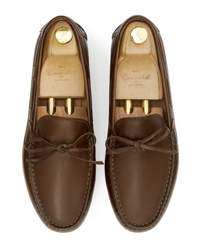 Zapato mocasín de lazo hecho con piel de calidad en color marrón castaña. Zapato cómodo de verano