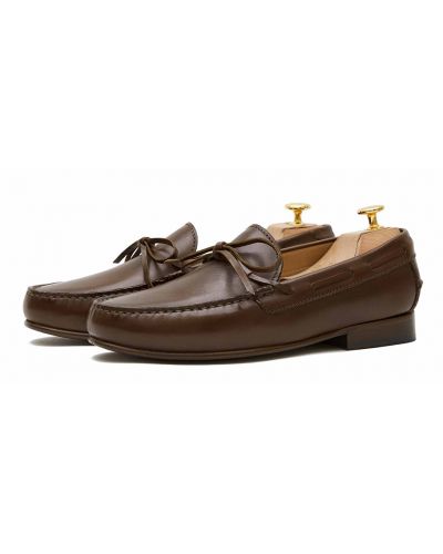 Zapato mocasín de lazo hecho con piel de calidad en color marrón castaña. Zapato cómodo de verano