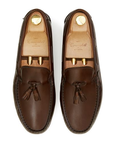 Zapato mocasín con borlas hecho con piel de calidad en color marrón castaña. Zapato cómodo de vestir
