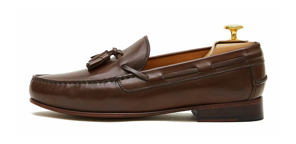 Zapato mocasín con borlas hecho con piel de calidad en color marrón castaña. Zapato cómodo de vestir