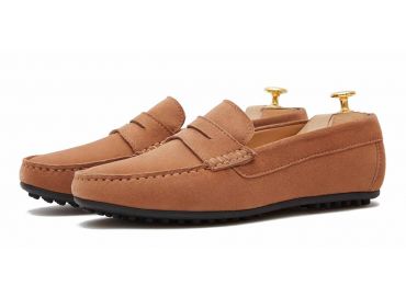Zapato mocasín con antifaz hecho con ante de calidad en color marrón claro. zapato cómodo para el verano