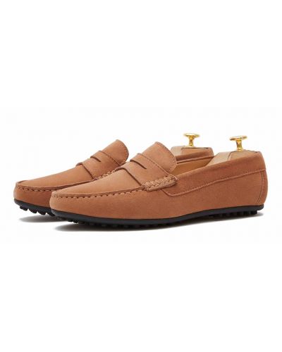 Sapato mocassim feito com uma qualidade de máscara de olho para castanho. sapato confortável para o verão