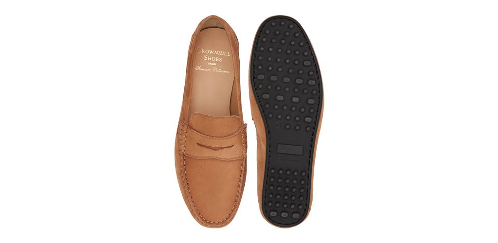 Zapato mocasín con antifaz hecho con ante de calidad en color marrón claro. zapato cómodo para el verano