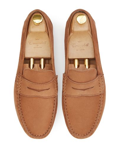 Zapato mocasín con antifaz hecho con ante de calidad en color marrón claro. zapato cómodo para el verano