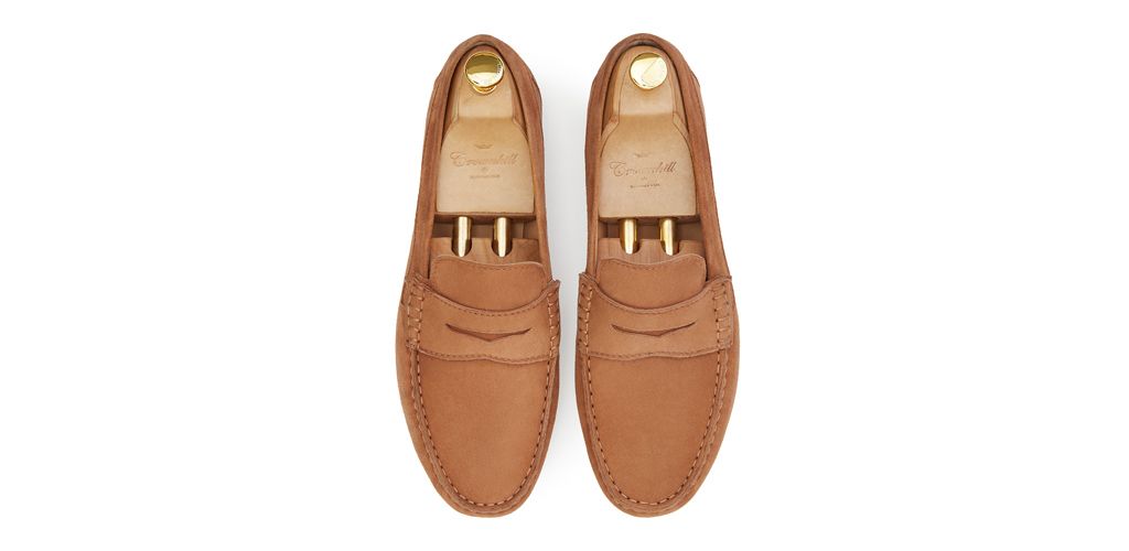 Sapato mocassim feito com uma qualidade de máscara de olho para castanho. sapato confortável para o verão