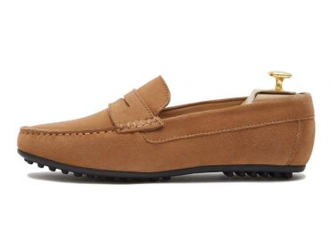 Zapato mocasín con antifaz hecho con ante de calidad en color marrón claro. zapato cómodo para el verano