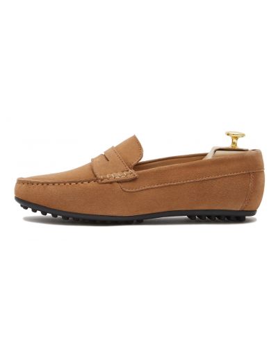 Zapato mocasín con antifaz hecho con ante de calidad en color marrón claro. zapato cómodo para el verano