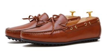 Sapato mocassim feito com uma qualidade de máscara de olho para castanho escuro. sapato confortável para o verão